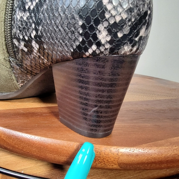 Vionic Naomi Snakeskin Olive Suede Ankle Boots Size 8 Green - Picture 12 of 14